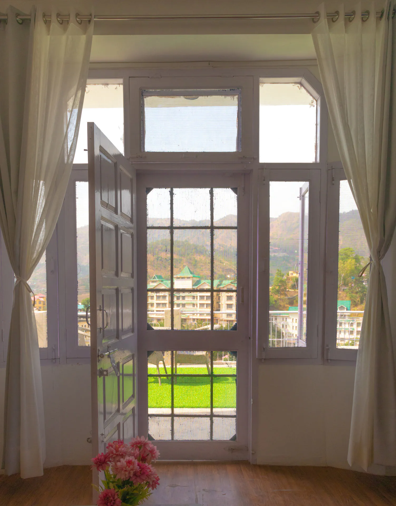 Cozy Suite Window Mountain View