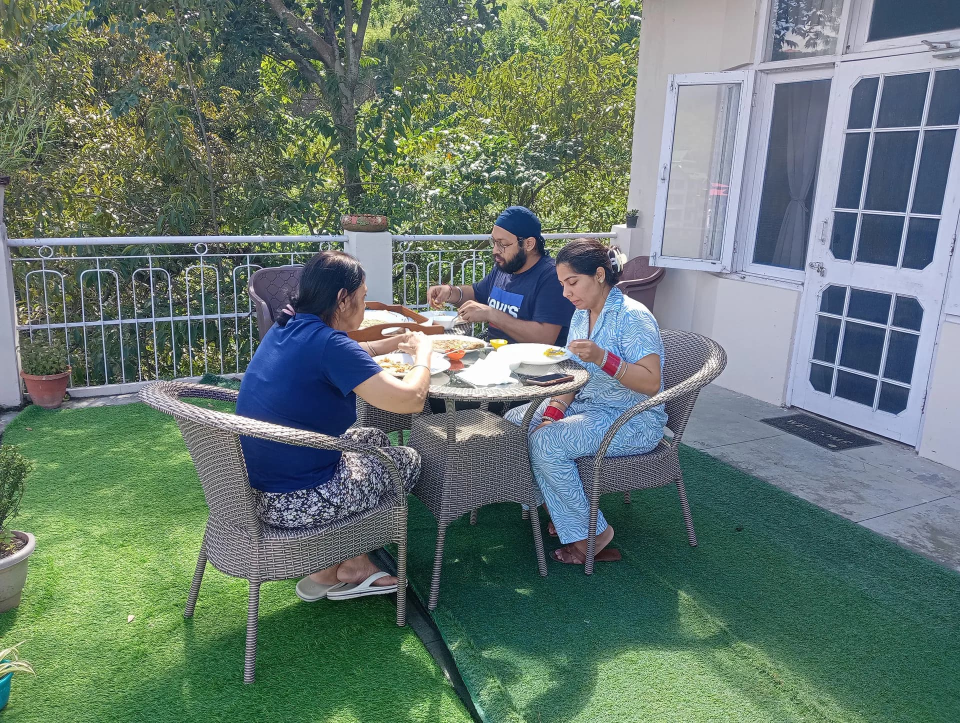 Guest Dining Mountain View Kandaghat 7