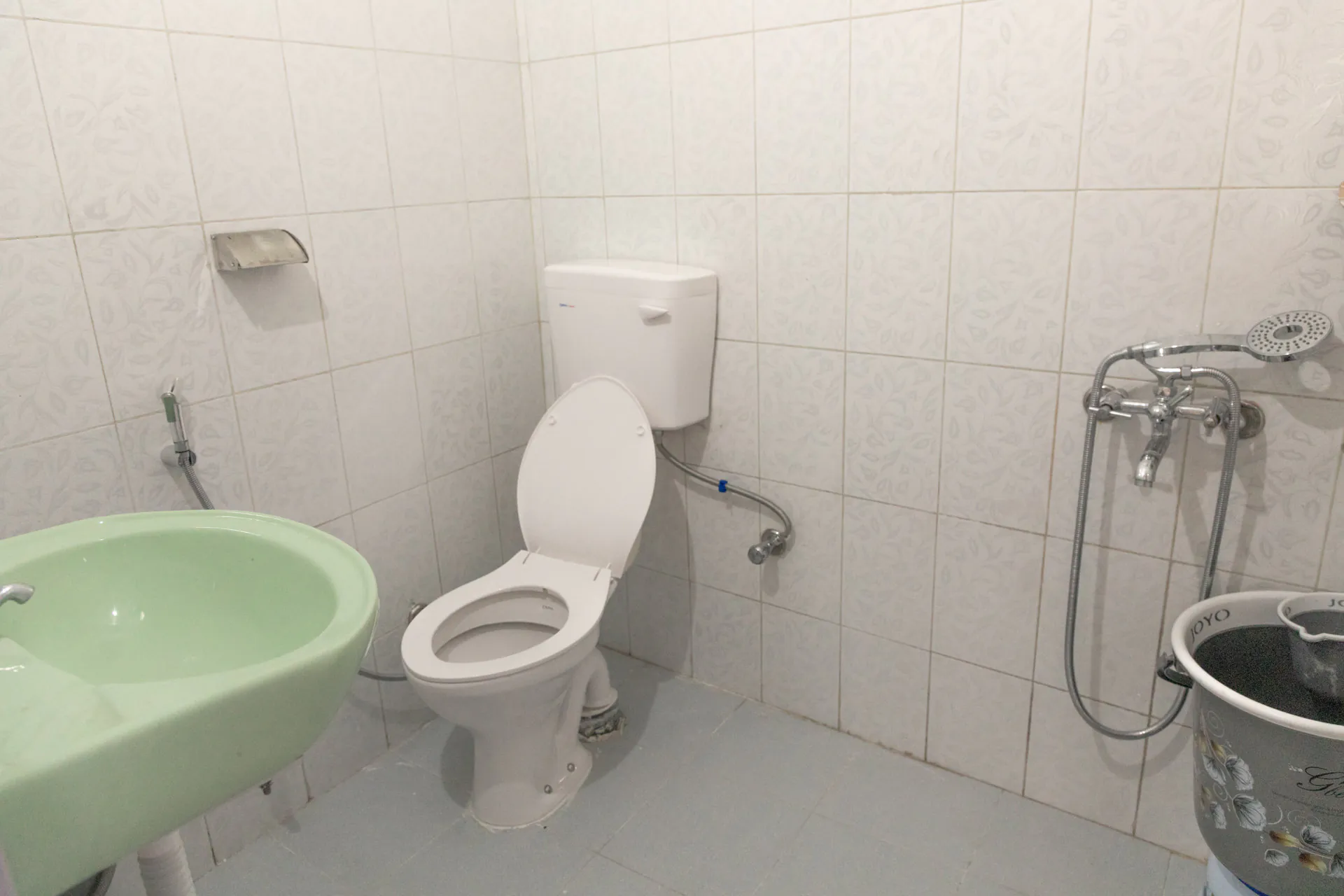 Jute Family Suite Bathroom 1