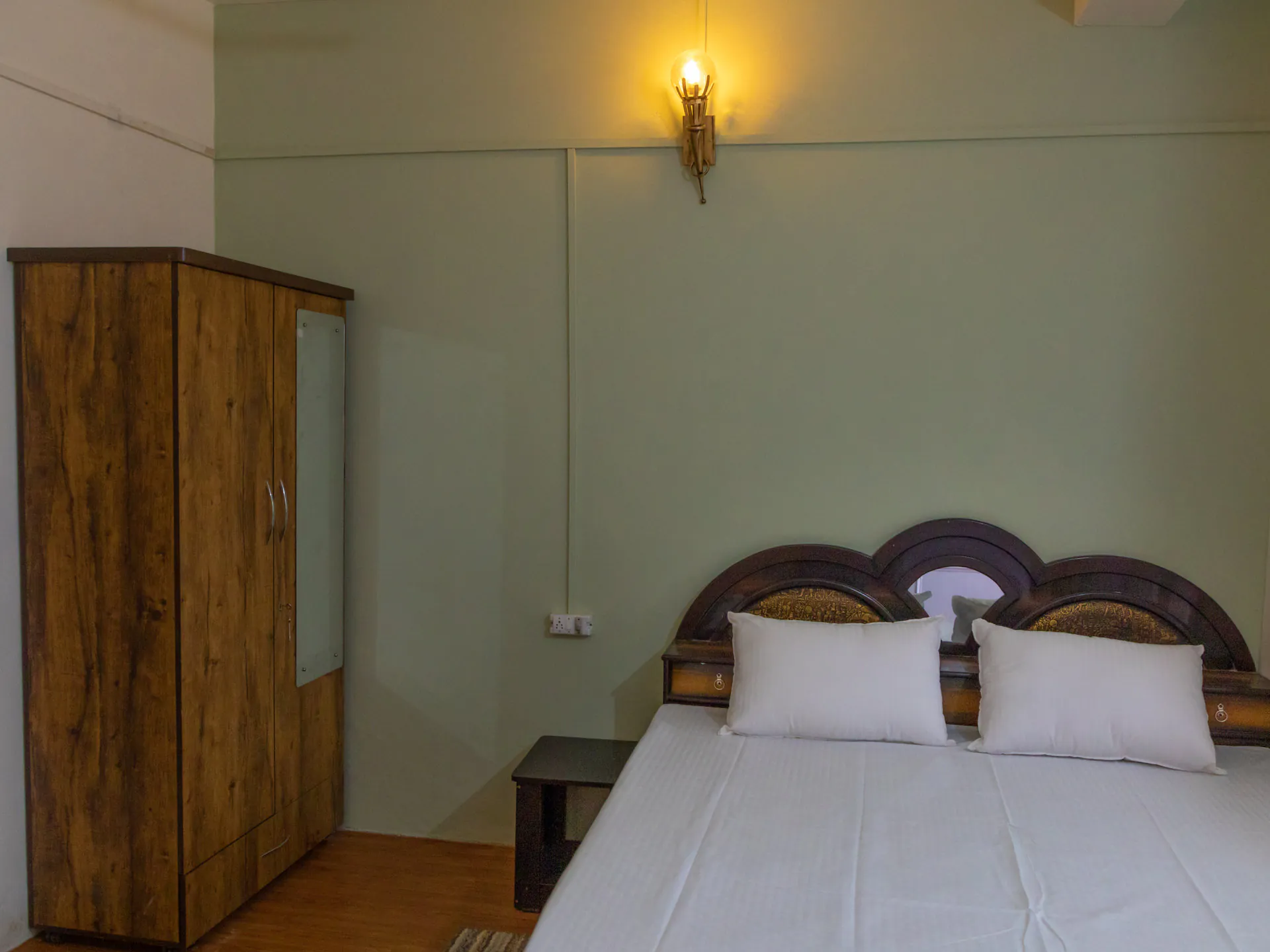 Vibrant Suite Kingsize Bed Wardrobe